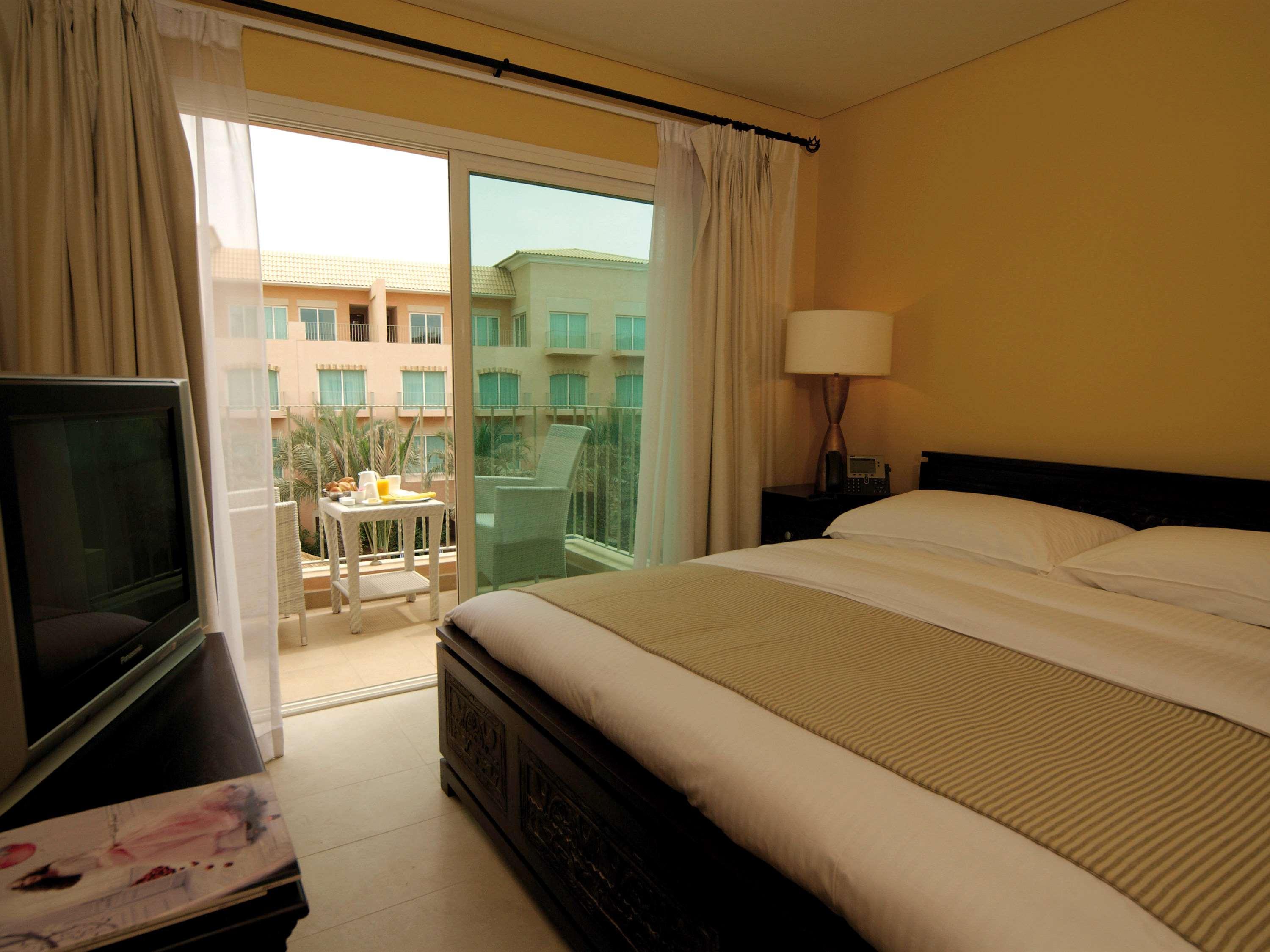 Moevenpick Hotel & Resort Al Bida'A Salmiya Ngoại thất bức ảnh A bedroom at the hotel