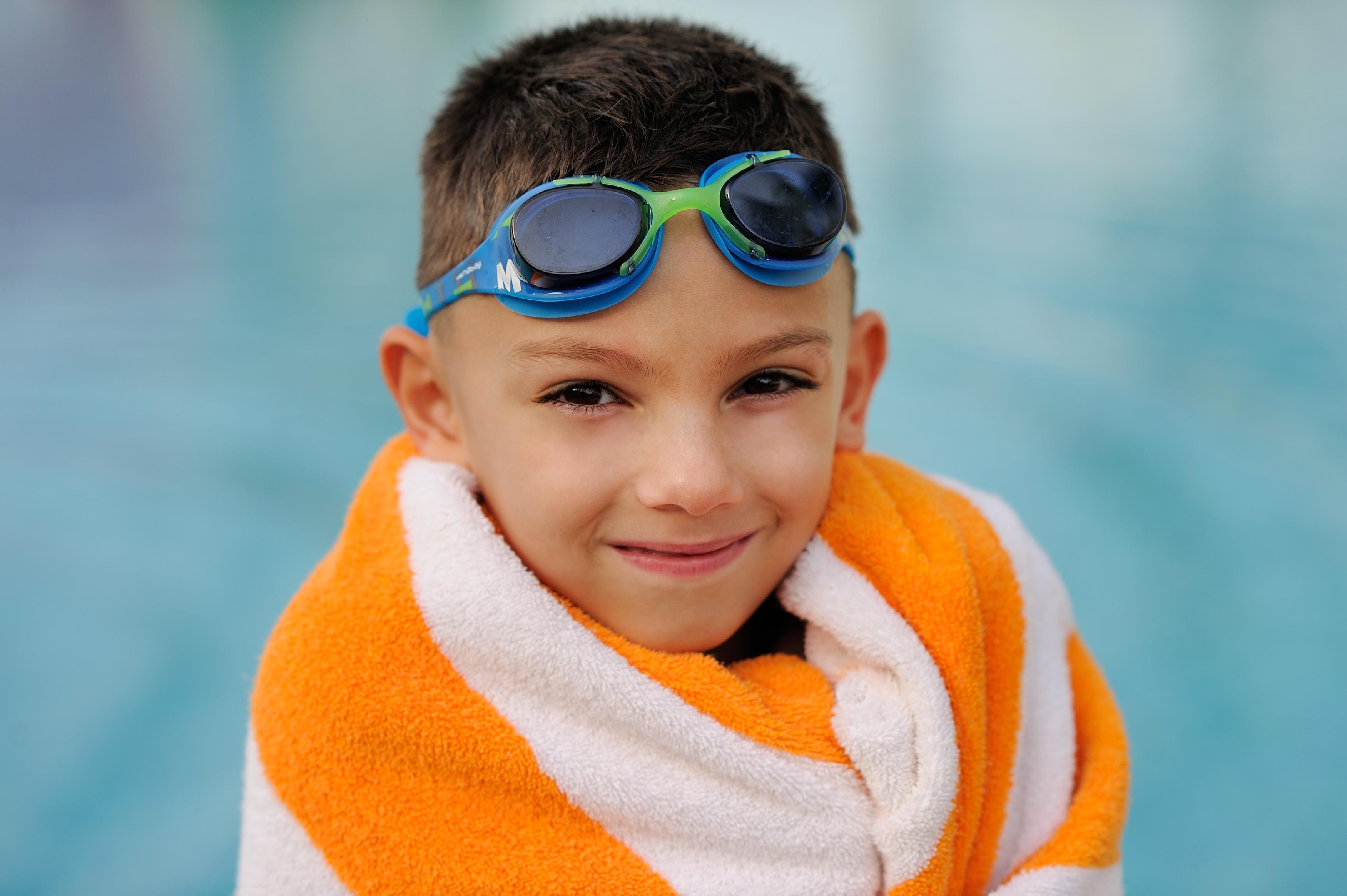 Moevenpick Hotel & Resort Al Bida'A Salmiya Ngoại thất bức ảnh A child wearing swim goggles