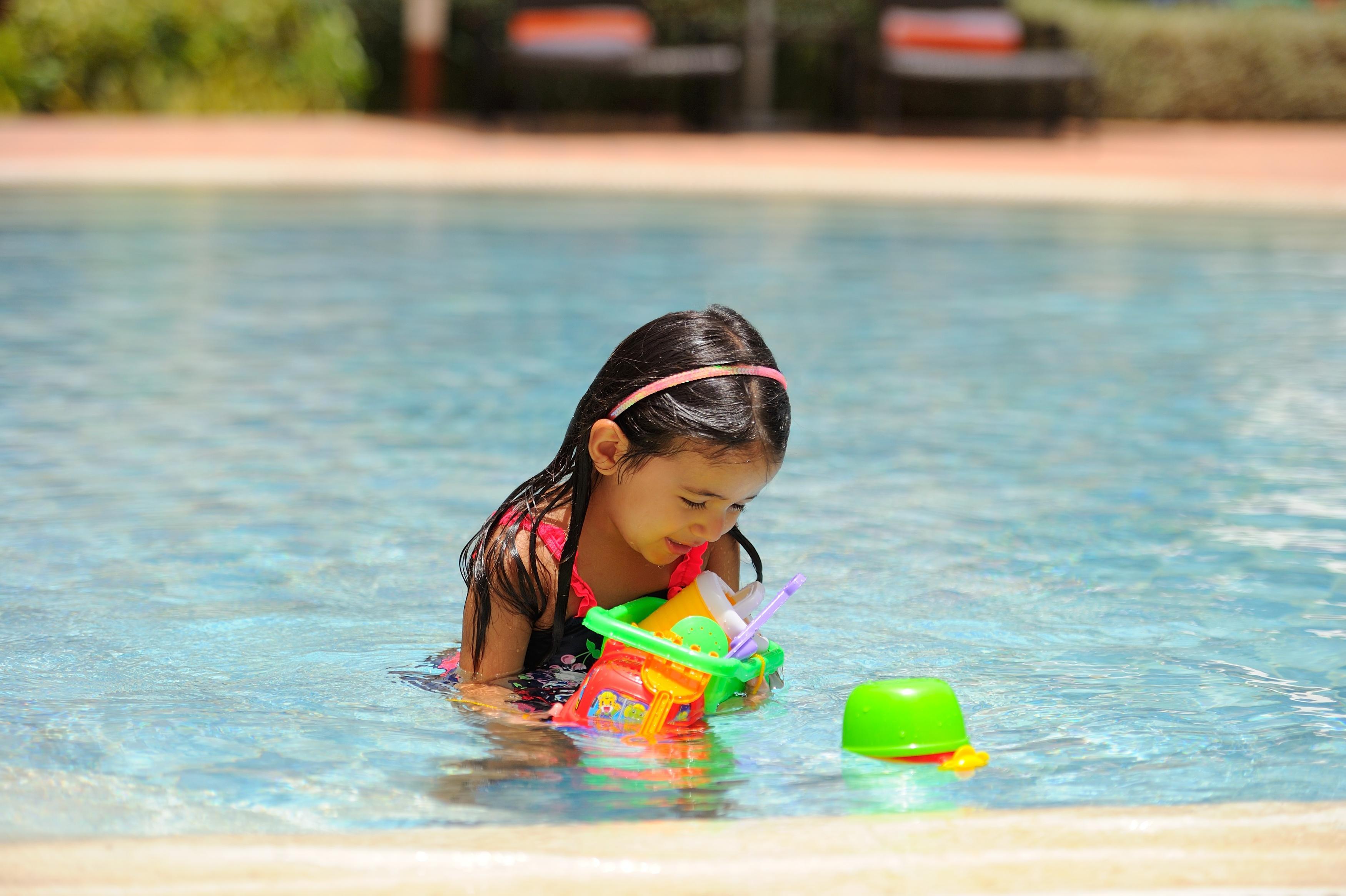 Moevenpick Hotel & Resort Al Bida'A Salmiya Ngoại thất bức ảnh A child playing with toys in a swimming pool