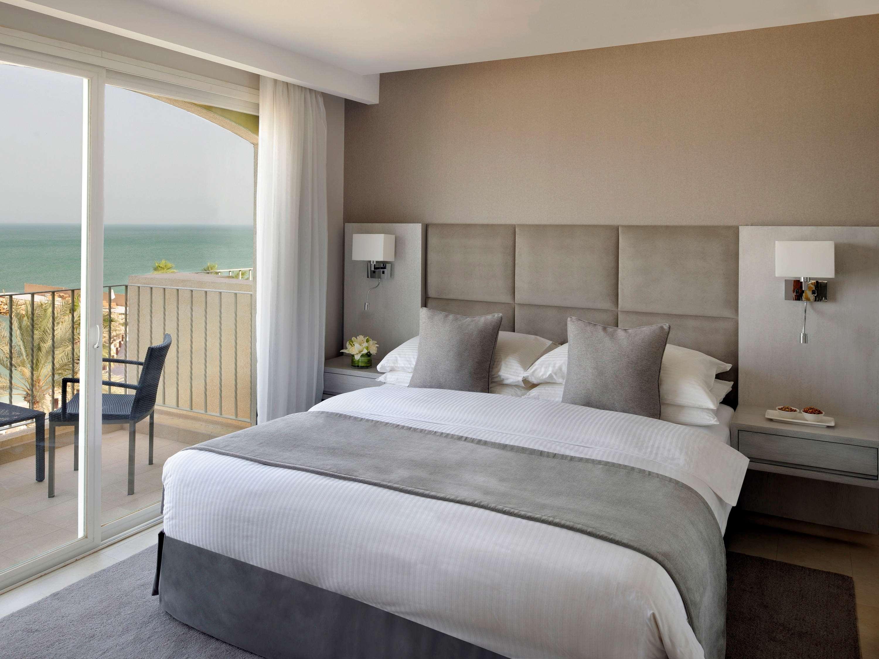 Moevenpick Hotel & Resort Al Bida'A Salmiya Ngoại thất bức ảnh A bedroom at the Hilton Tel Aviv