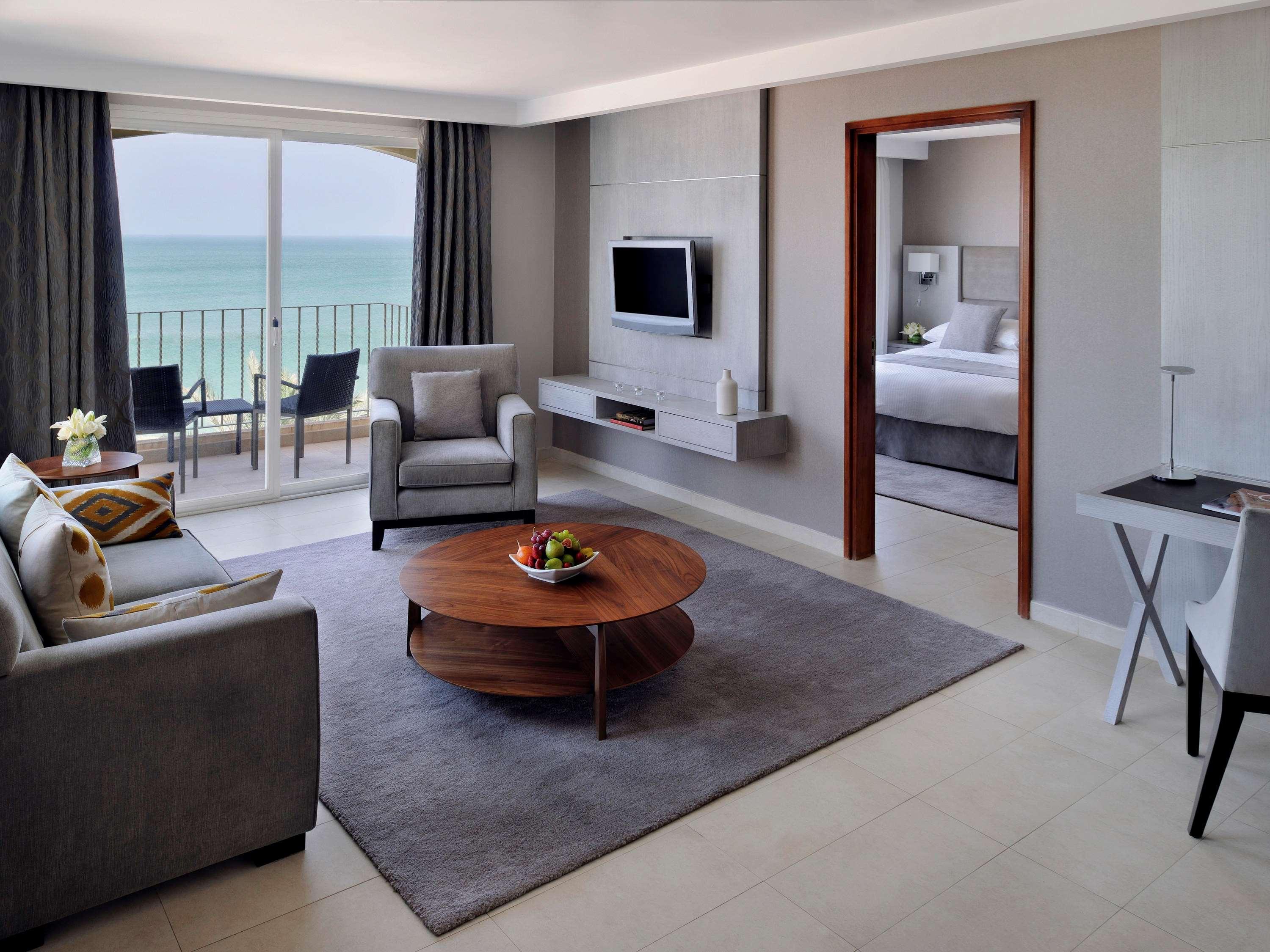 Moevenpick Hotel & Resort Al Bida'A Salmiya Ngoại thất bức ảnh A suite at the Jumeirah Beach Hotel