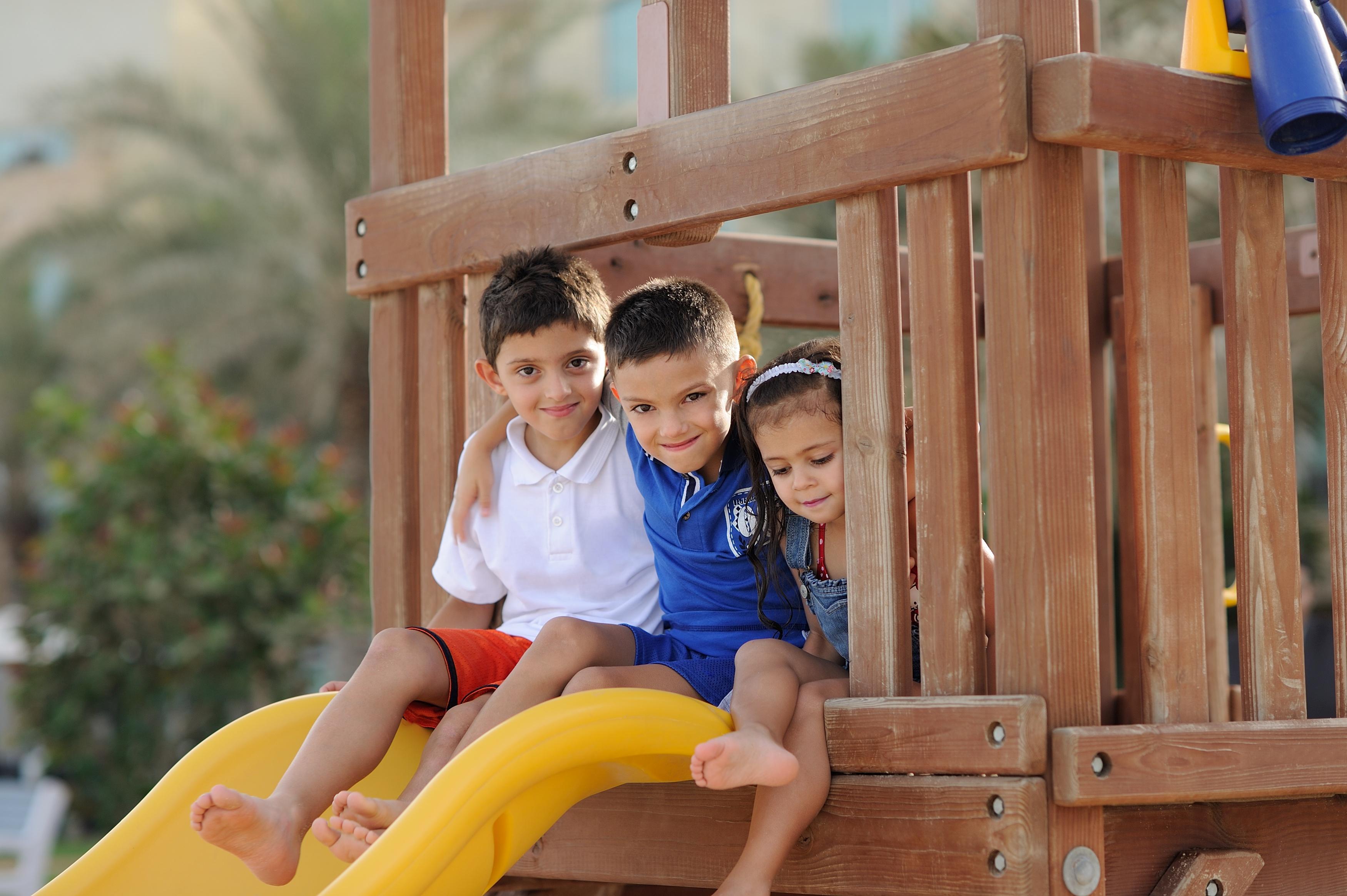 Moevenpick Hotel & Resort Al Bida'A Salmiya Ngoại thất bức ảnh Children playing on a slide
