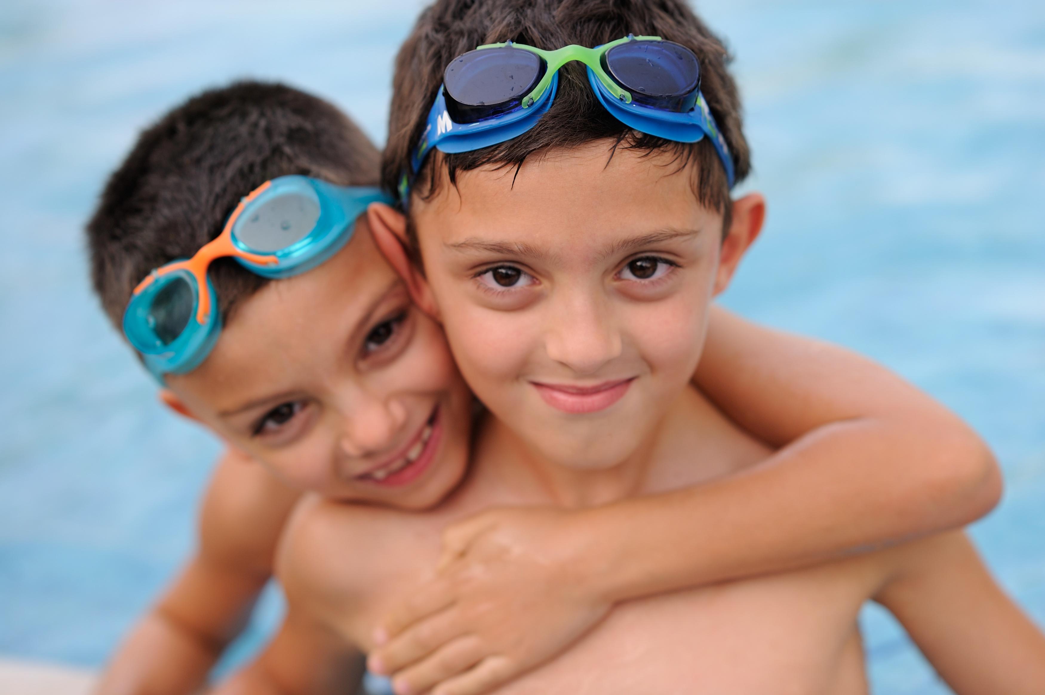 Moevenpick Hotel & Resort Al Bida'A Salmiya Ngoại thất bức ảnh Two boys wearing swim goggles
