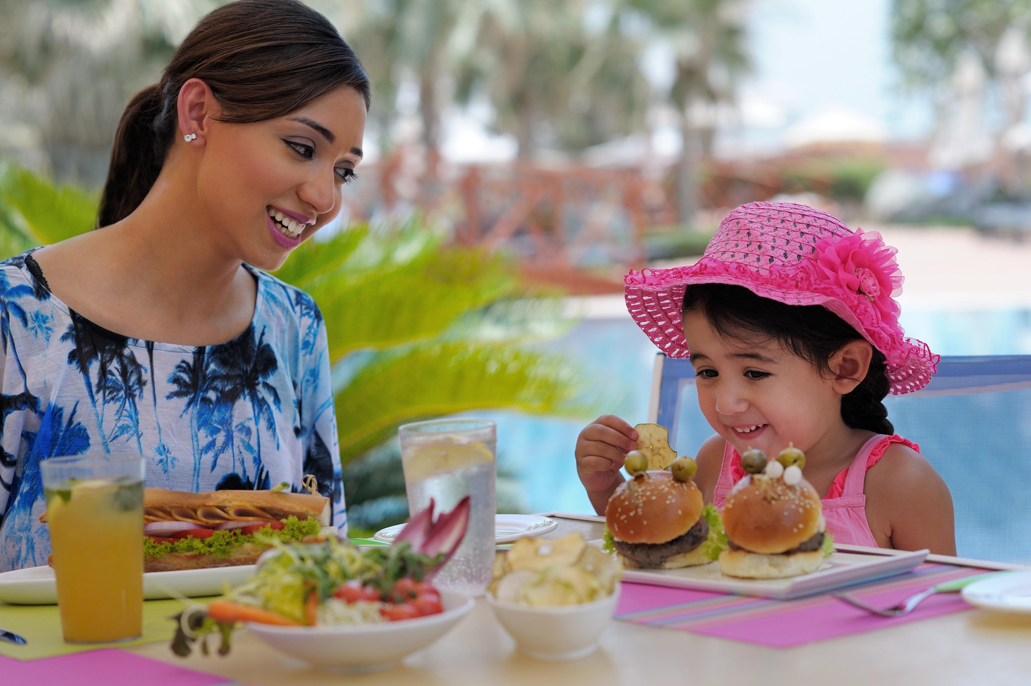Moevenpick Hotel & Resort Al Bida'A Salmiya Ngoại thất bức ảnh A mother and daughter eating lunch
