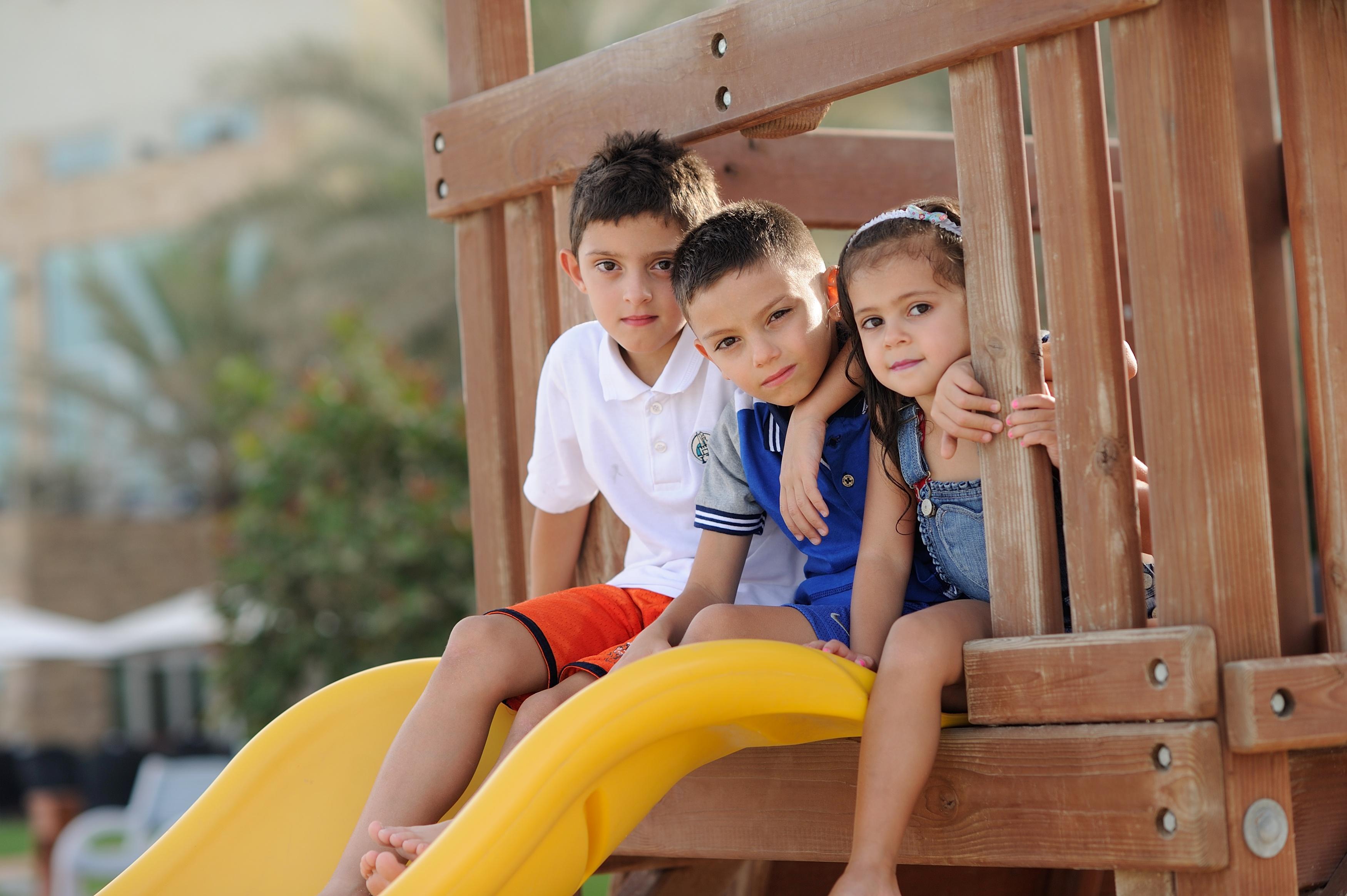 Moevenpick Hotel & Resort Al Bida'A Salmiya Ngoại thất bức ảnh Children playing on a slide
