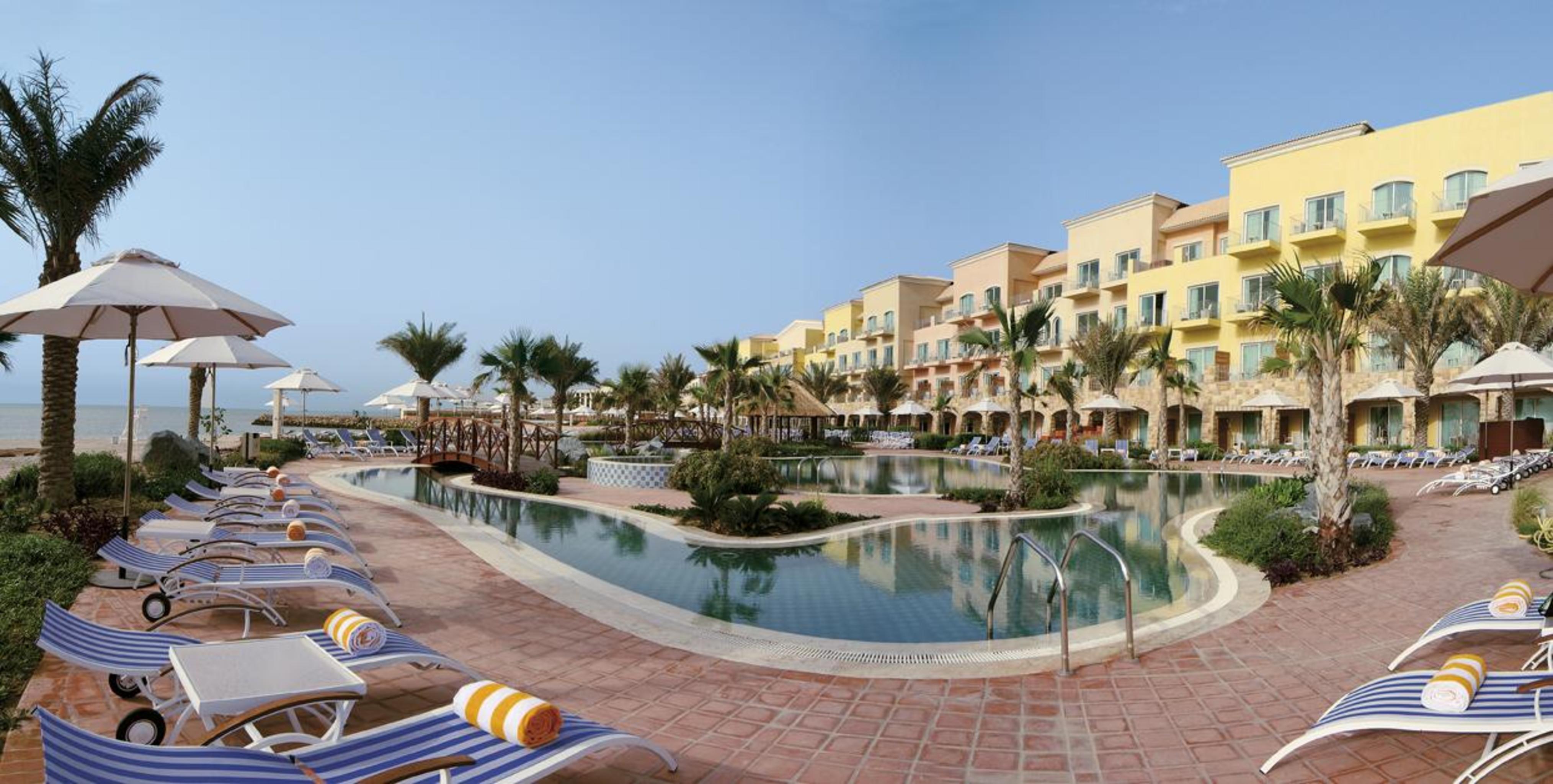 Moevenpick Hotel & Resort Al Bida'A Salmiya Ngoại thất bức ảnh The swimming pool at the resort