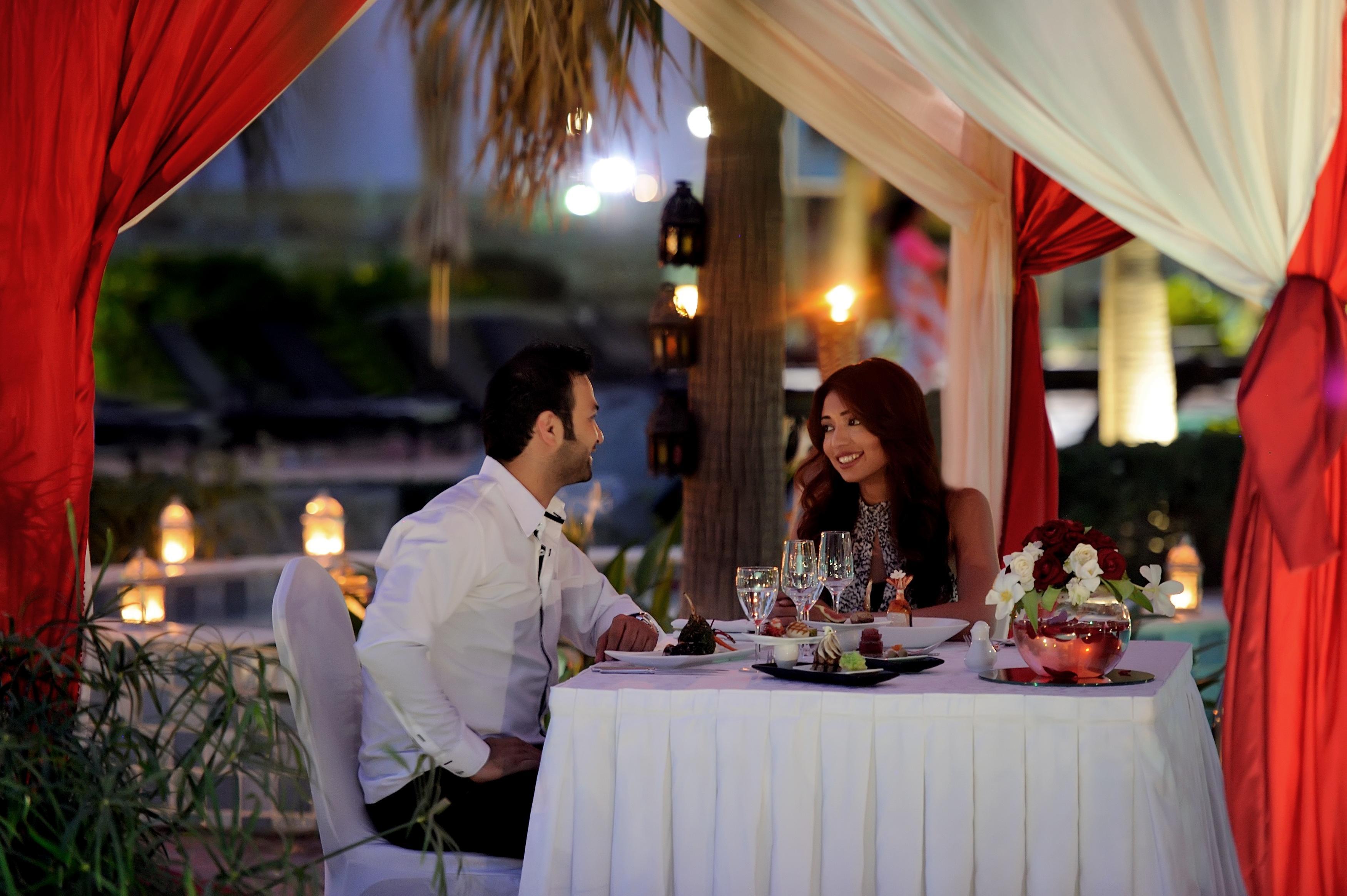 Moevenpick Hotel & Resort Al Bida'A Salmiya Ngoại thất bức ảnh A couple dining at a restaurant
