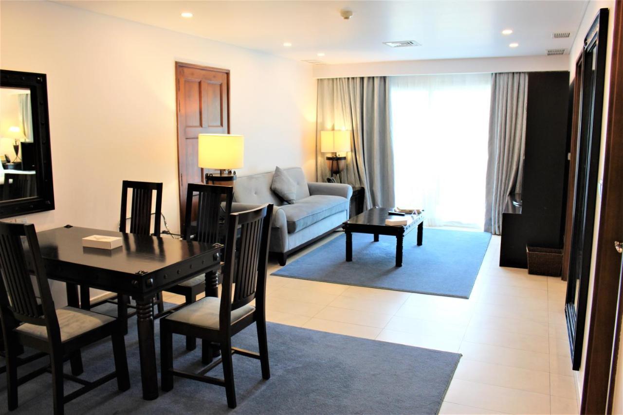 Moevenpick Hotel & Resort Al Bida'A Salmiya Ngoại thất bức ảnh A living room in a suite at the hotel